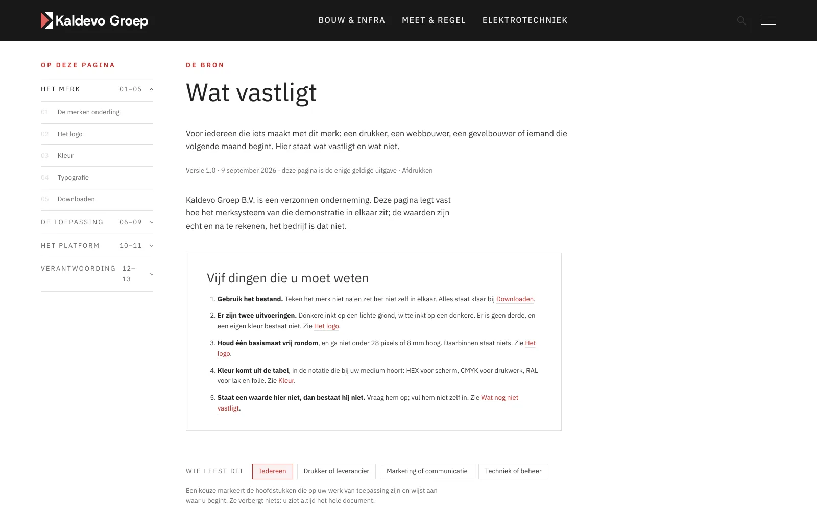 De bovenkant van De Bron van Kaldevo: links de inhoudsopgave met dertien genummerde hoofdstukken in vier groepen, rechts de titel Wat vastligt, de uitgaveregel en het kader met vijf regels die het meeste afvangen.