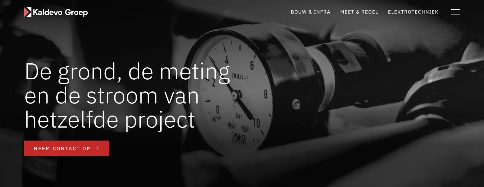 De startpagina van Kaldevo Groep: witte tekst over een grijswaardefoto van een manometer op een leiding, met de kop De grond, de meting en de stroom van hetzelfde project, en bovenin de drie ingangen Bouw & Infra, Meet & Regel en Elektrotechniek.