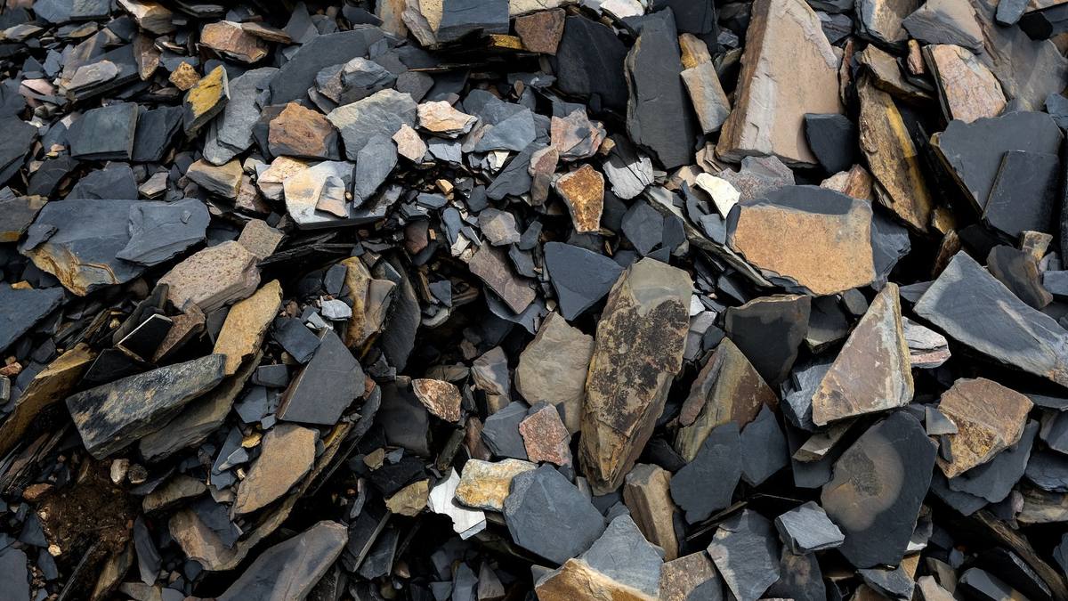 Puin van een gesloopte loods ter plaatse gebroken